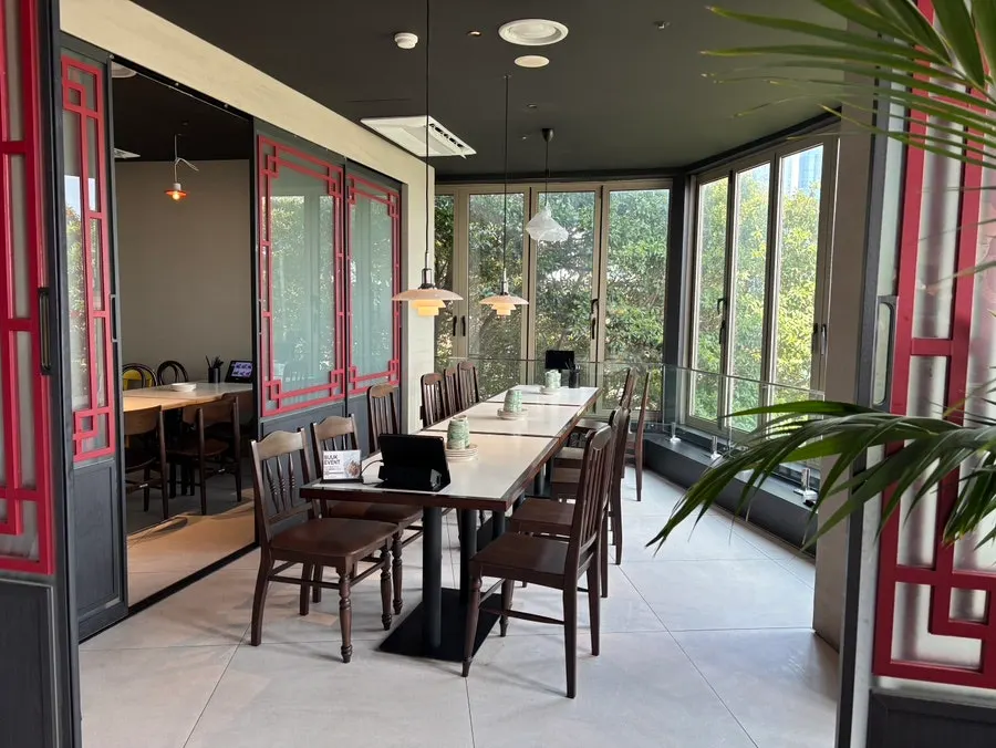 Greenhouse-style green group room