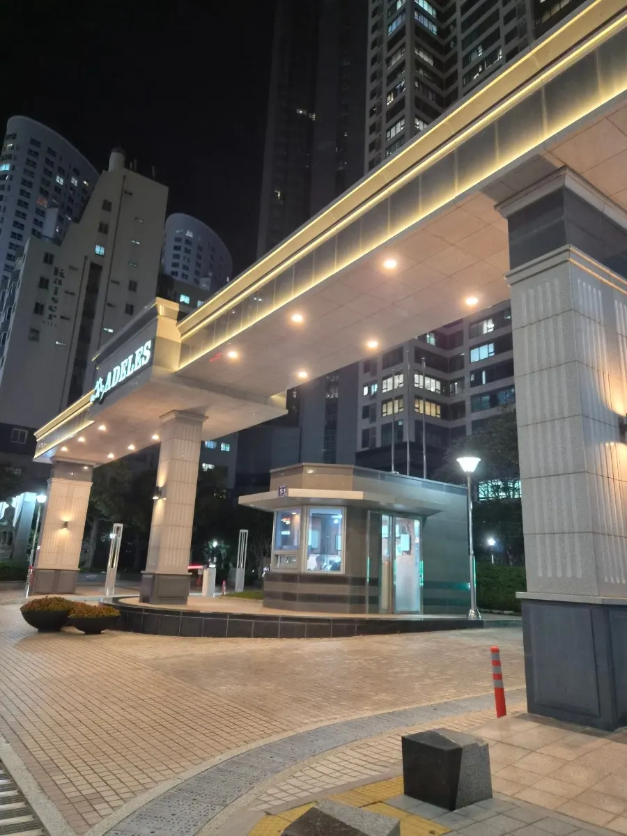 아델리스 상가 주차장 입구