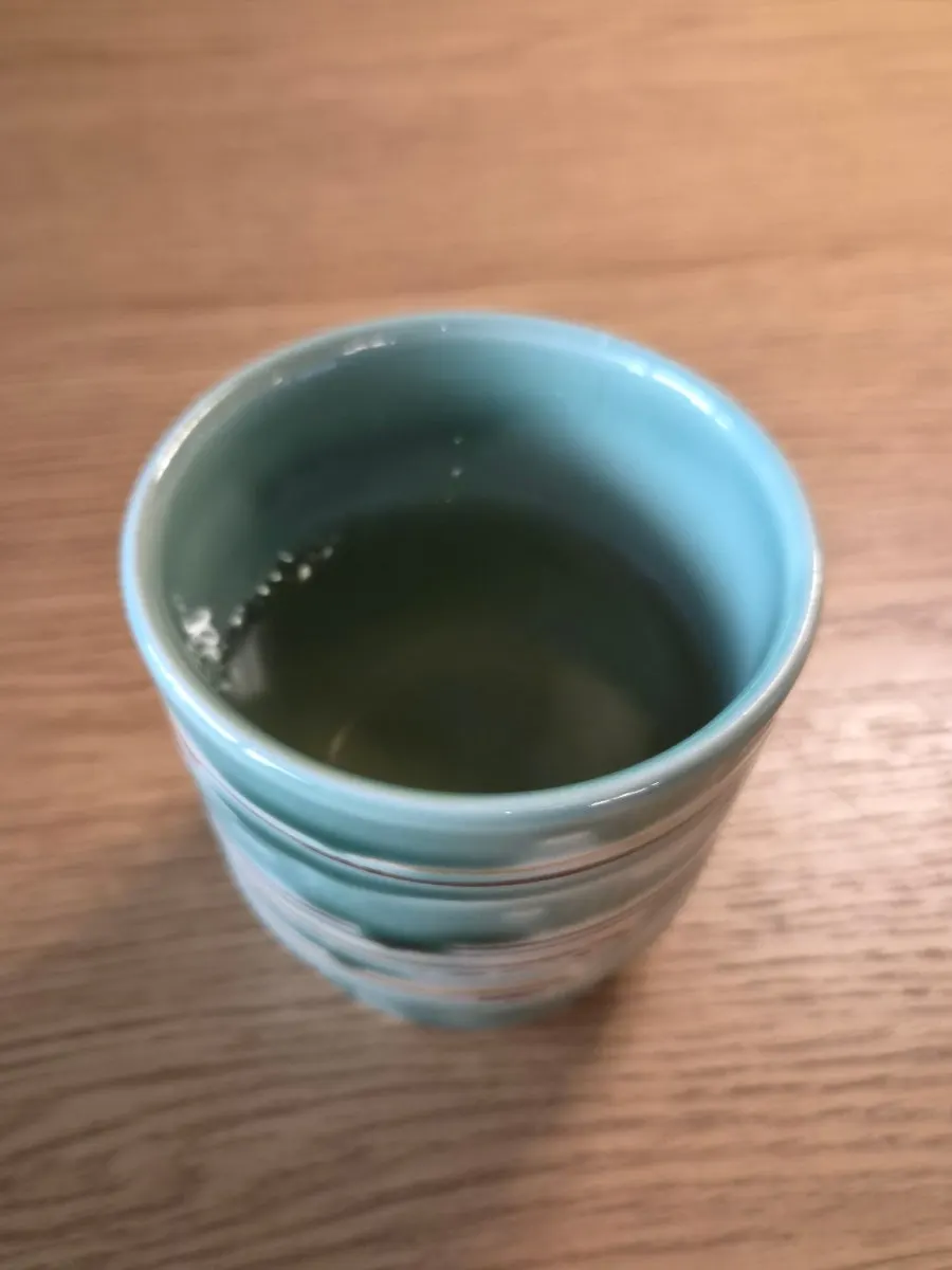 자스민차가 담긴 물컵