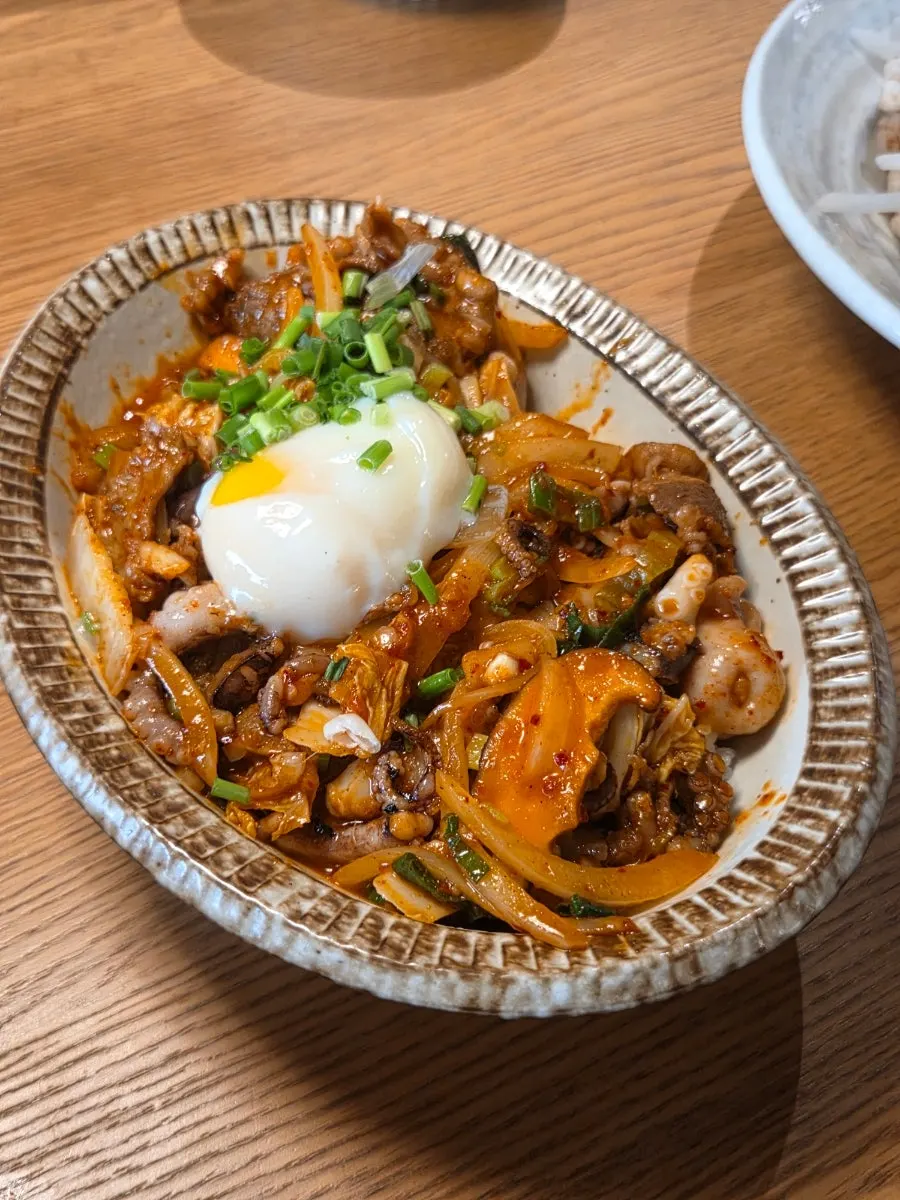 매콤수란낙지중화덮밥 한 접시