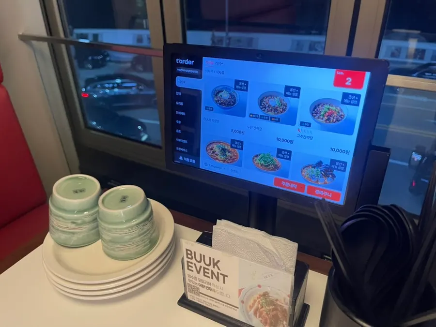 단체석이 있는 매장 좌석 전경