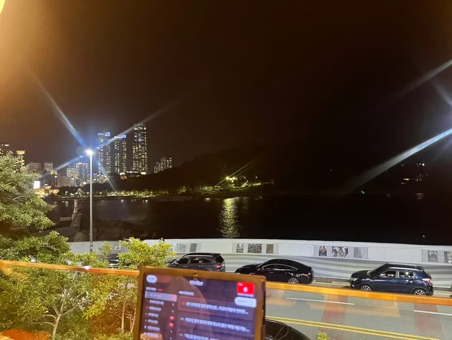 통창 너머 마린시티 밤바다 풍경