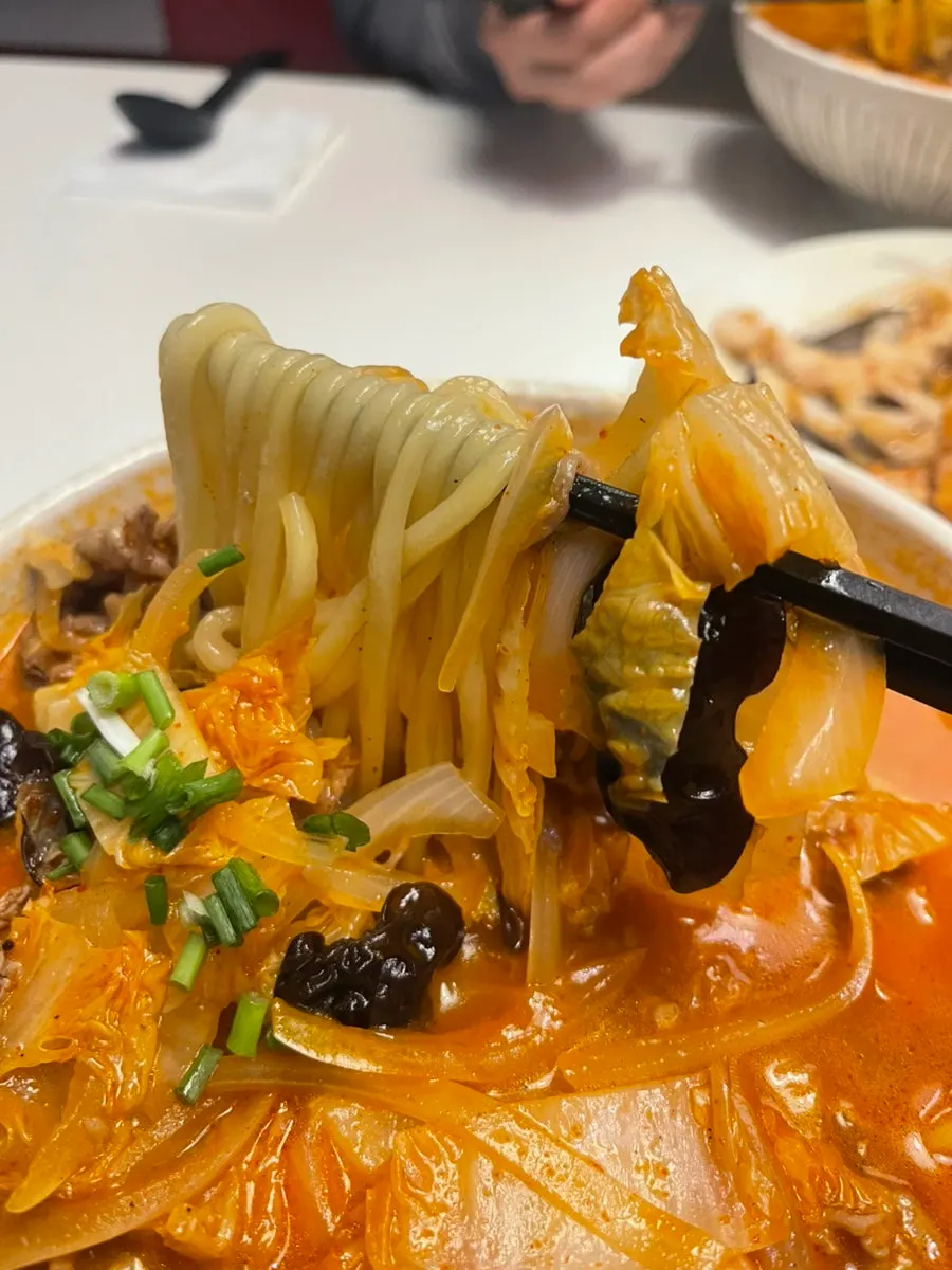 배추와 목이버섯이 들어간 우삼겹 짬뽕