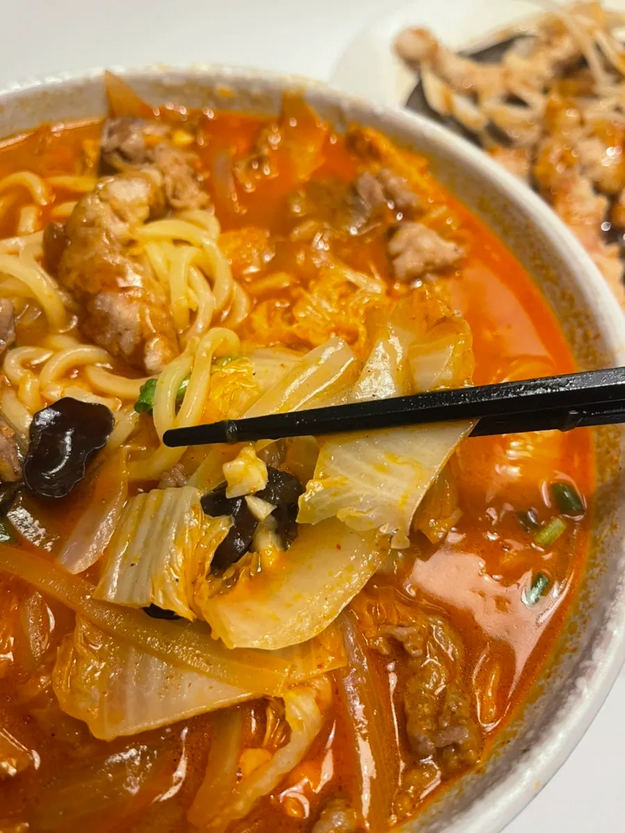 진한 국물의 우삼겹 짬뽕 클로즈업