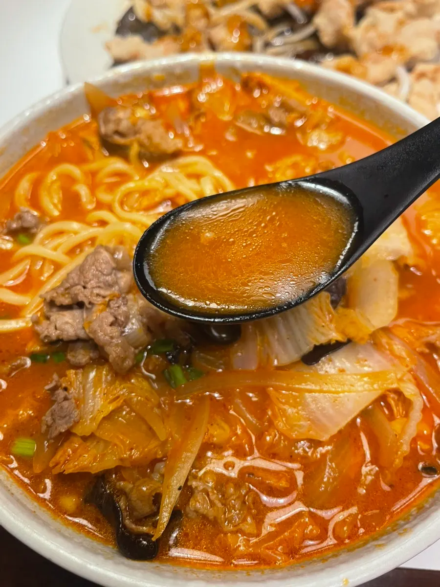 면과 함께 올라온 우삼겹