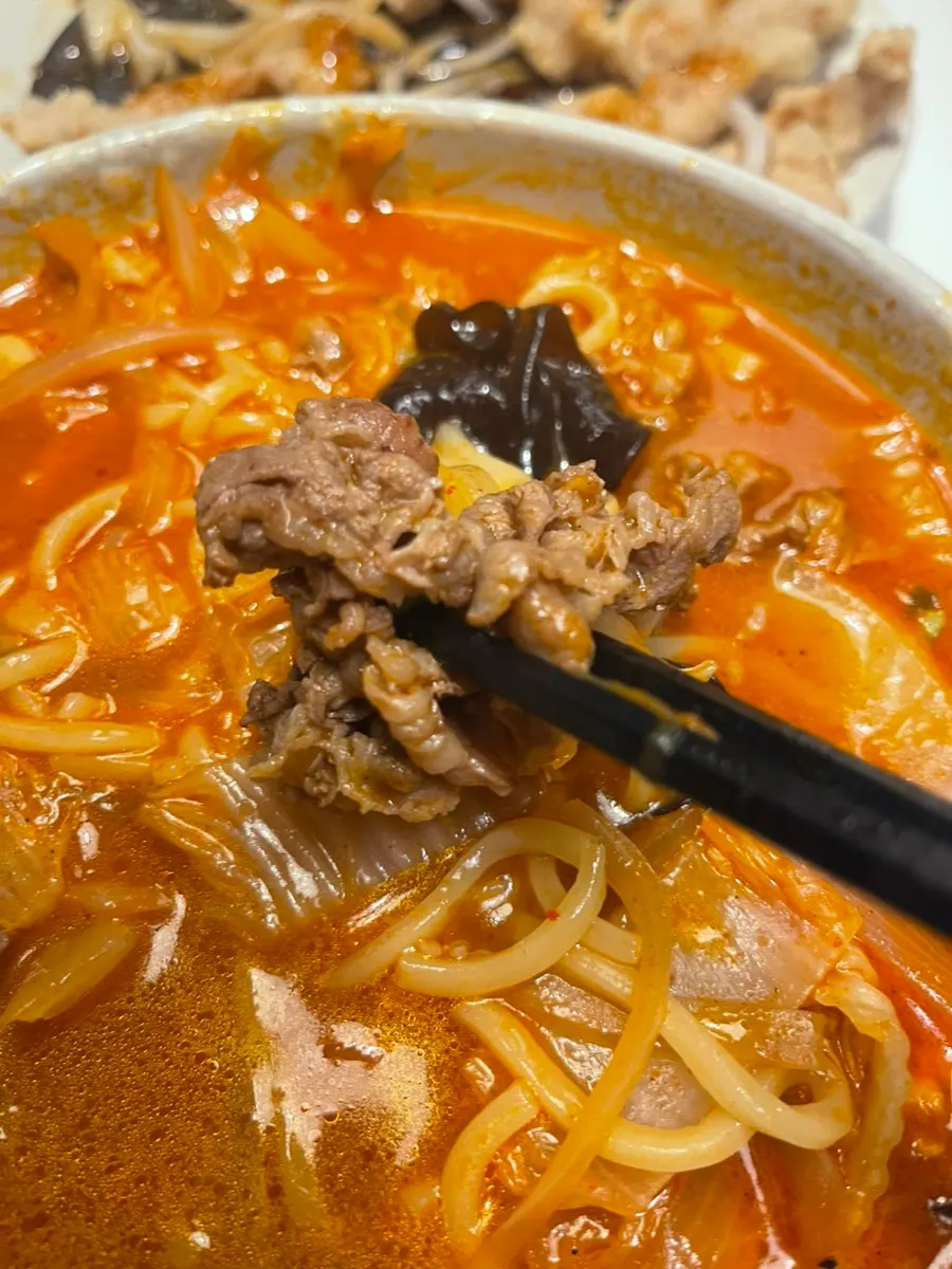 짬뽕 면을 들어 올린 모습