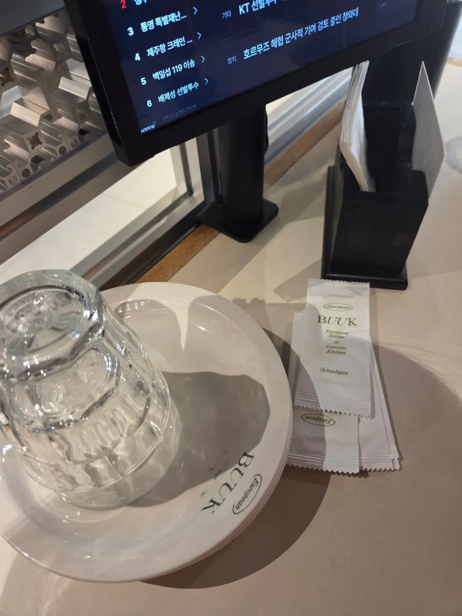 테이블에 세팅된 수저와 그릇