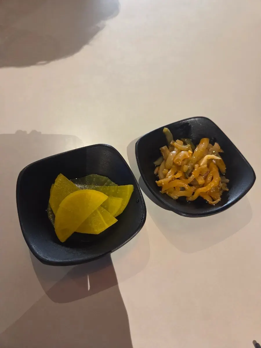 기본 반찬 단무지와 짜사이