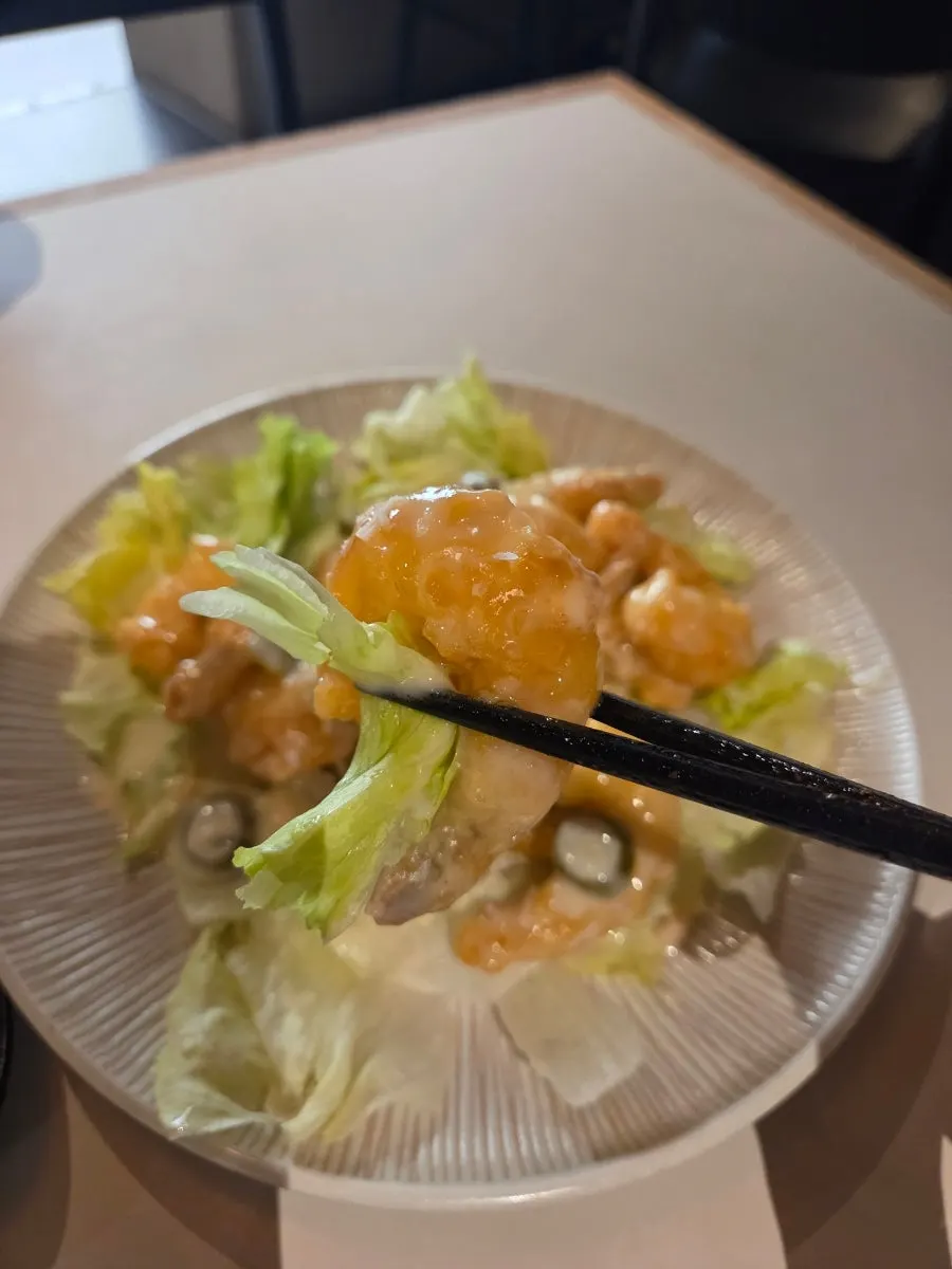 크림소스에 버무린 바삭한 새우