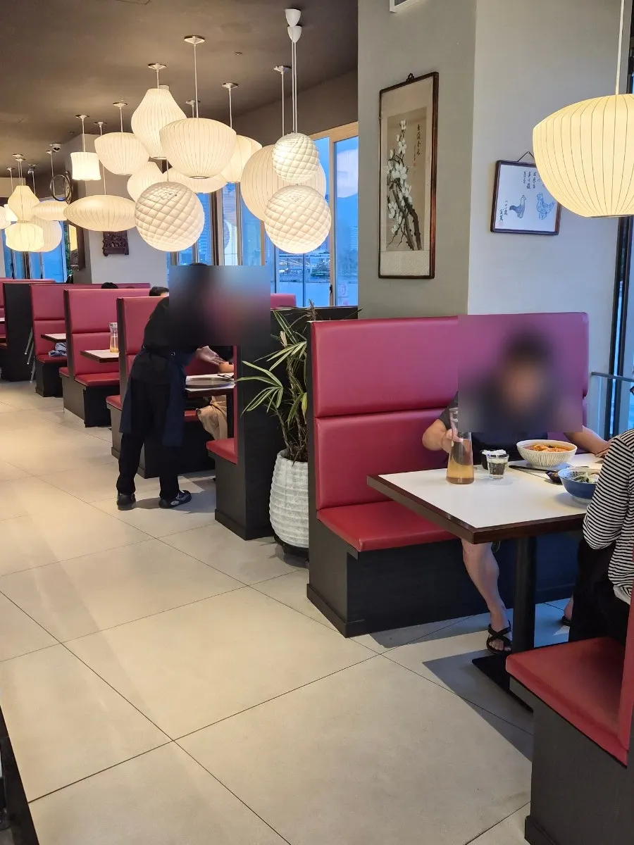 바다가 보이는 부엌간 창가 좌석