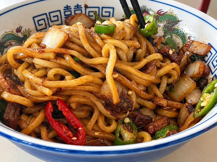 오동통한 면발을 비빈 고추짜장