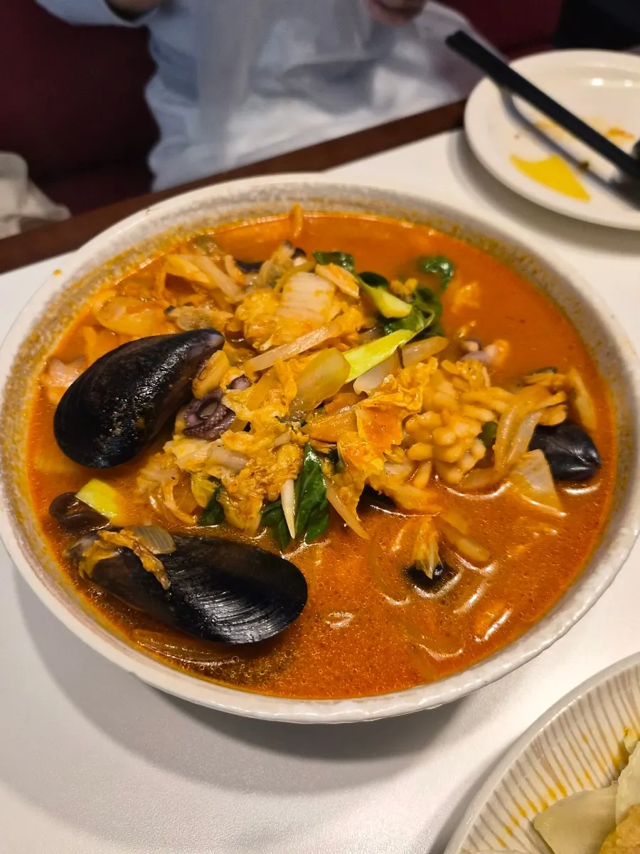 푸짐하게 담긴 통마늘 유린기