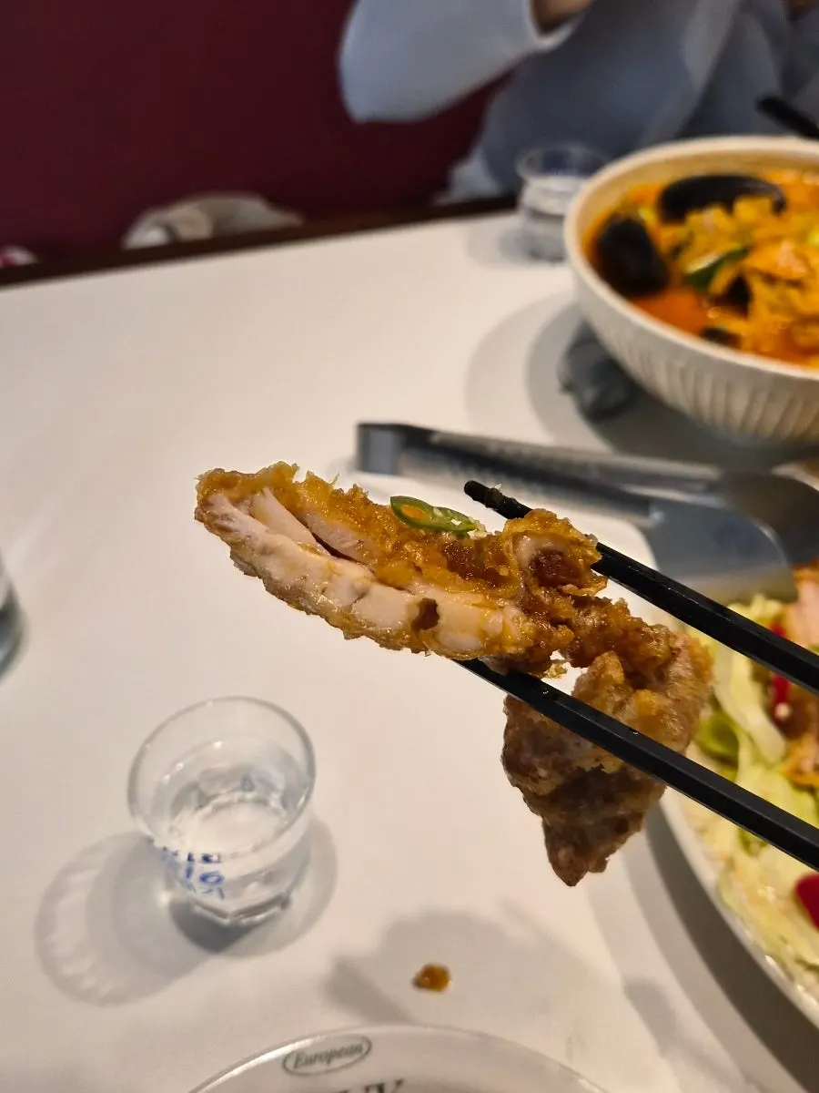 바다 보이는 창가에 차려진 중식 한 상