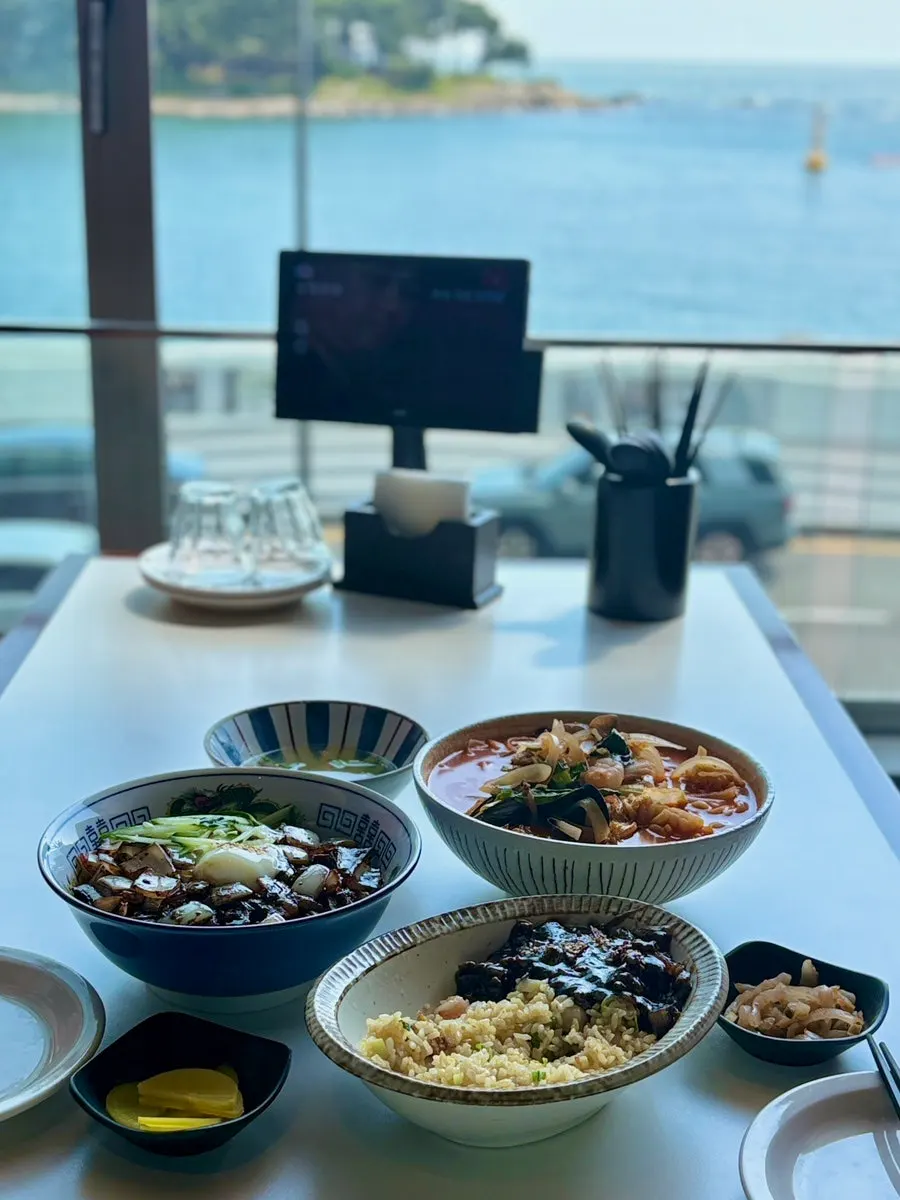 바다 뷰와 함께 차려진 중식 한 상