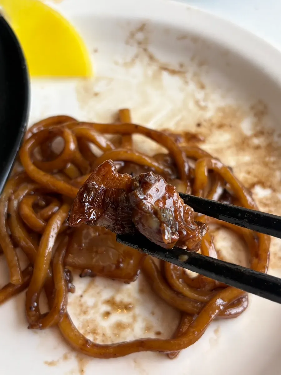 수란을 터뜨려 면과 비빈 짜장면