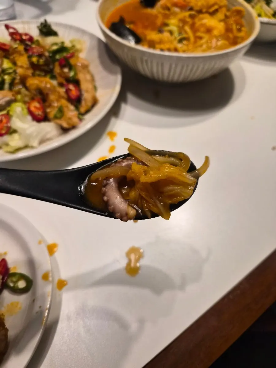 살짝 통통한 해물짬뽕 면발 들어올린 모습