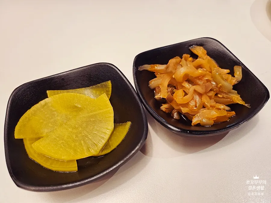 바다 보이는 자리에 차려진 중식 한 상