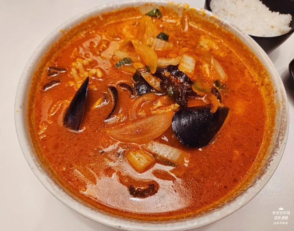 칼칼한 해물짬뽕밥 국물 클로즈업