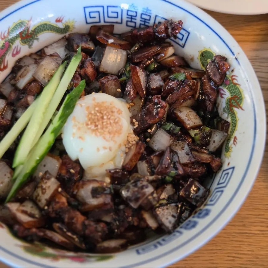 푸짐하게 차려진 중식 한 상차림
