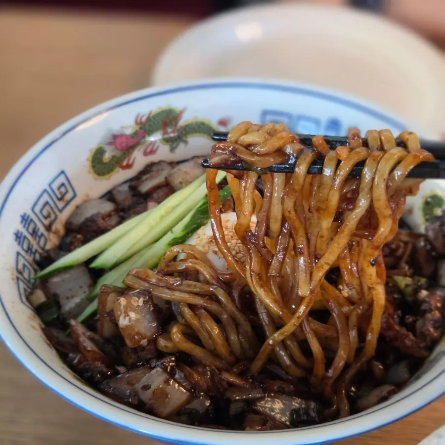 수란을 터뜨려 비빈 오겹 간짜장