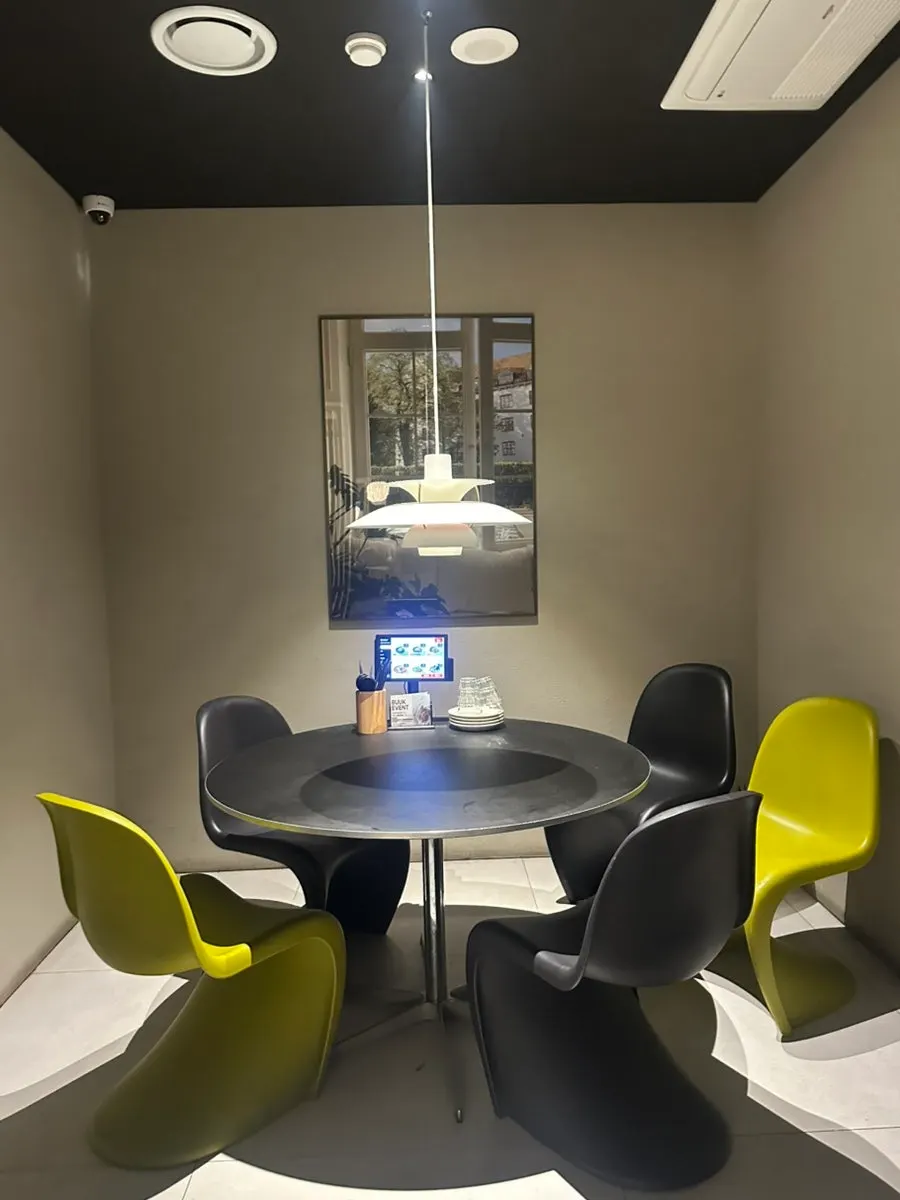 宽敞干净的深厨房中餐店内空间