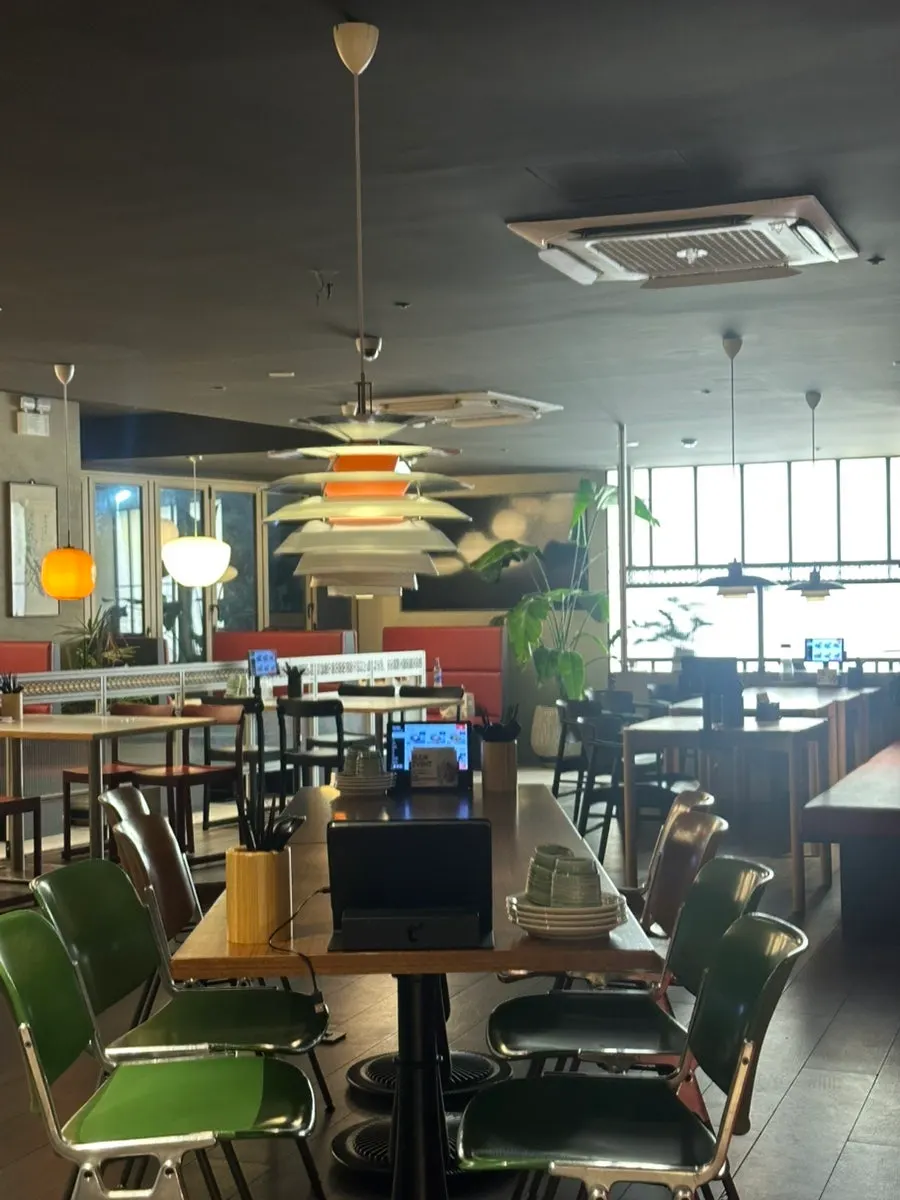 深厨房中餐海洋城店的座位与窗边景观