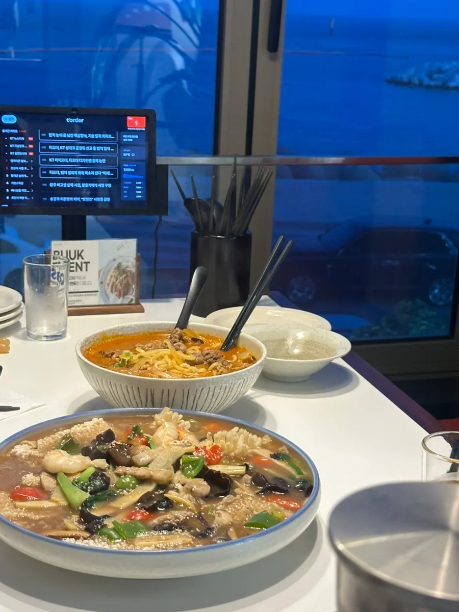 中餐厅餐桌摆设