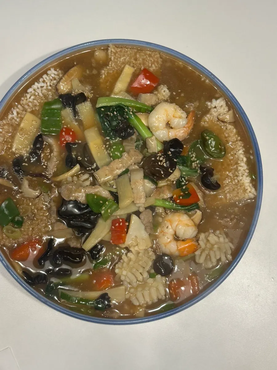 配着炒码面的餐桌摆盘