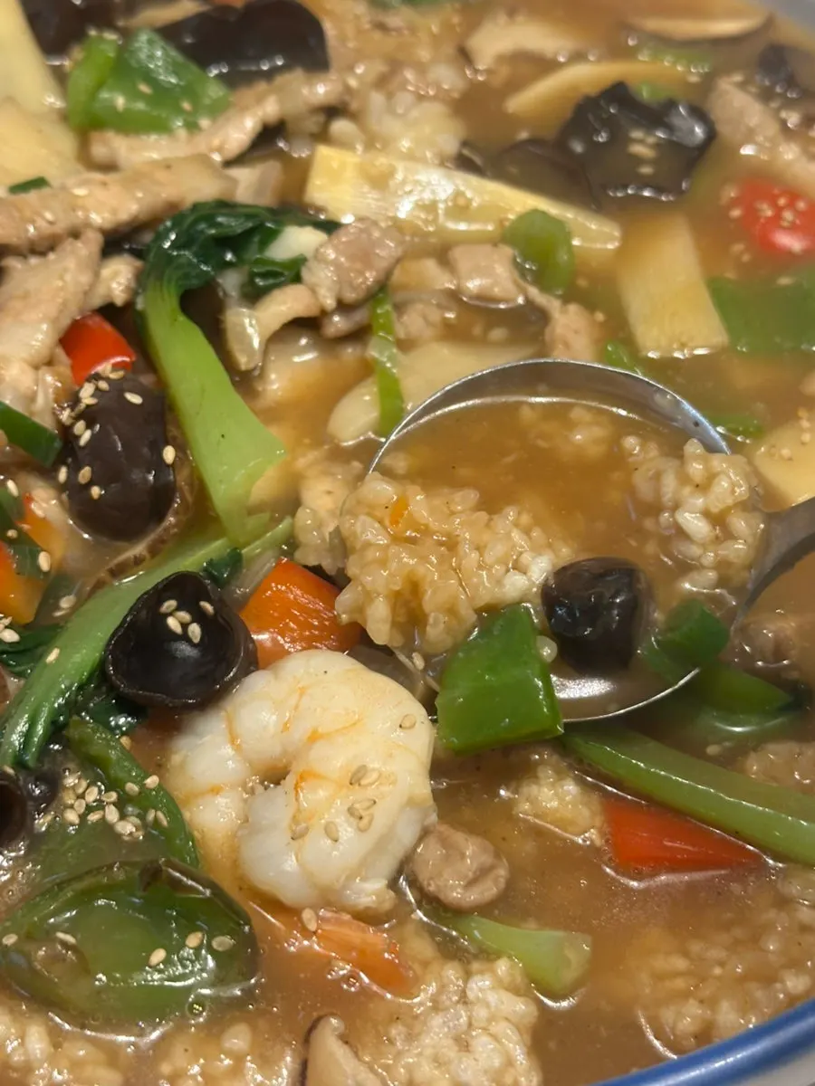 分食海鲜锅巴汤的画面