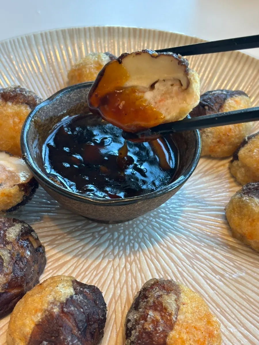 Fried pyogosha with shrimp piled on shiitake mushroom