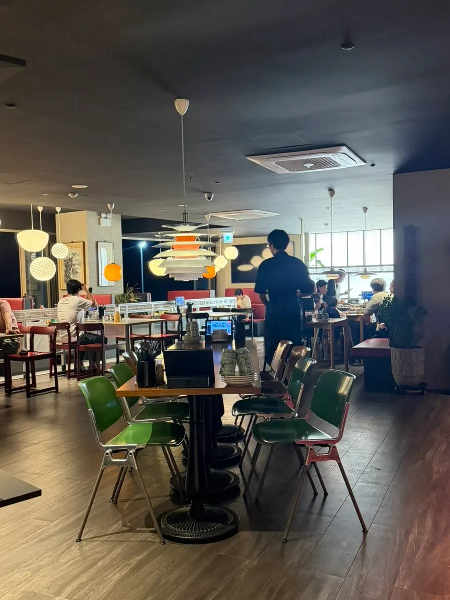Lighting and interior details inside Bueokgan Chinese