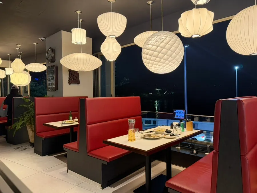 Window seats at Bueokgan Chinese, fully booked on a weekday evening