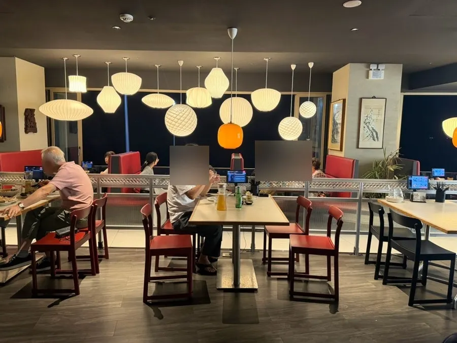 Table layout in the main dining hall at Bueokgan Chinese