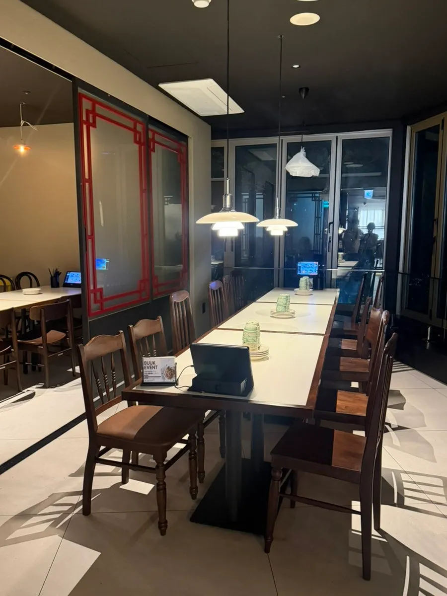 Room-style group seating, good for gatherings and work dinners