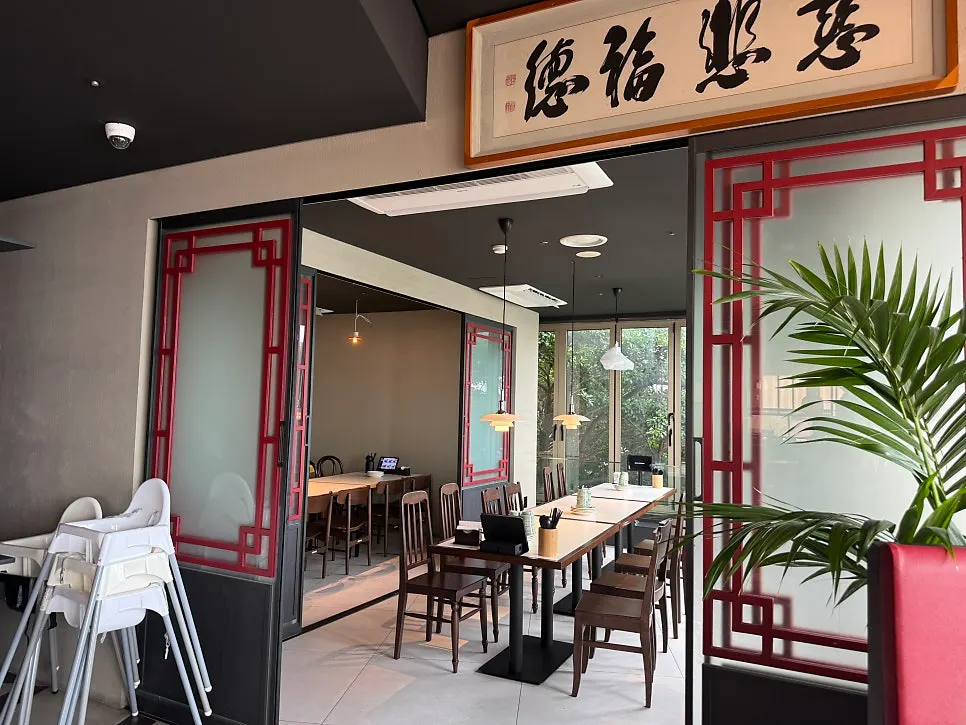 Interior Bueokgan Chinese bertema putih