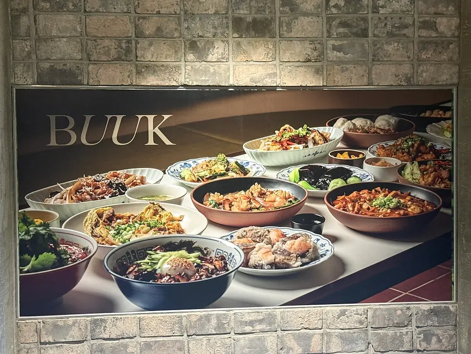 Area kursi Bueokgan Chinese dengan jarak antar meja yang lega
