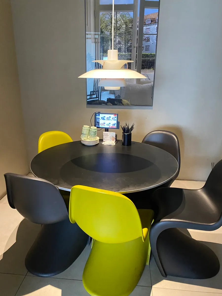 Lighting and table setting in the dining space