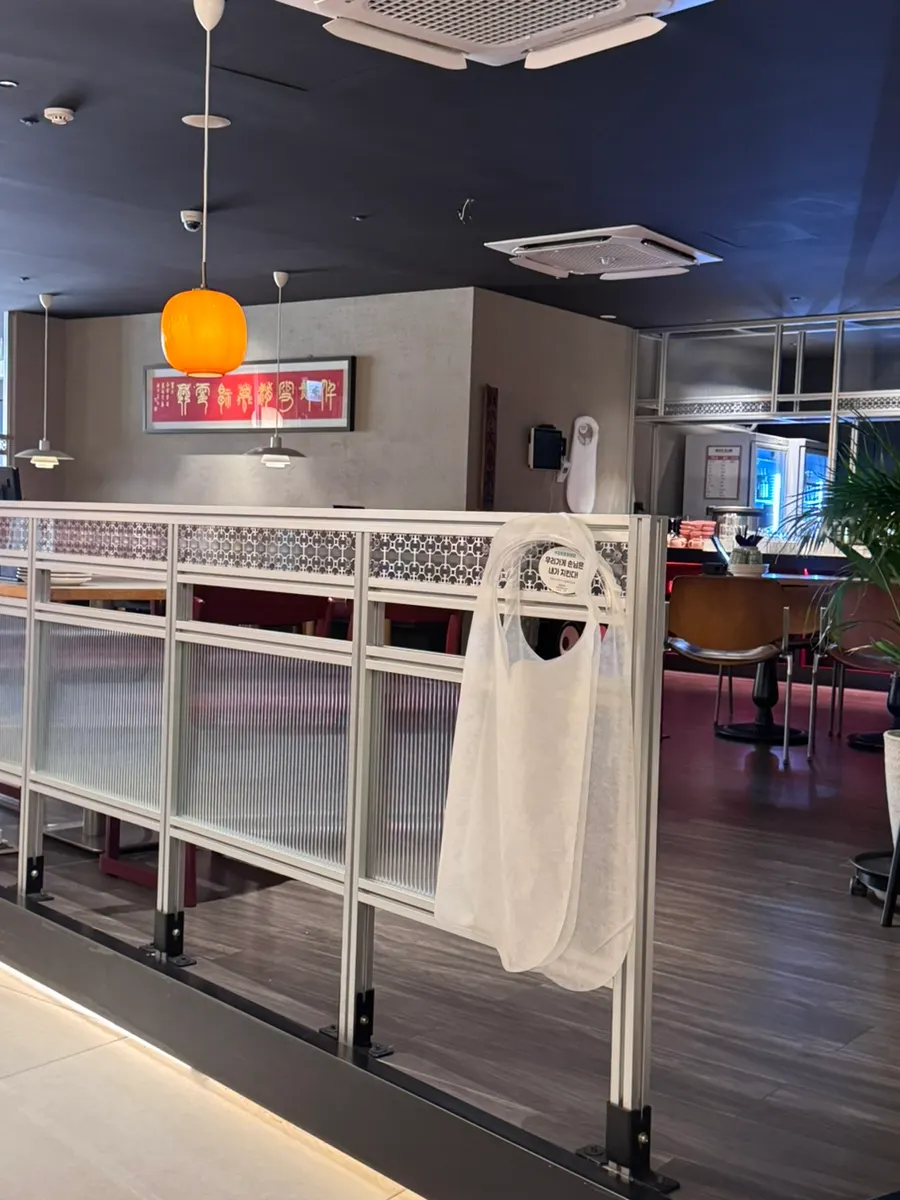 Aprons prepared in the middle of the restaurant