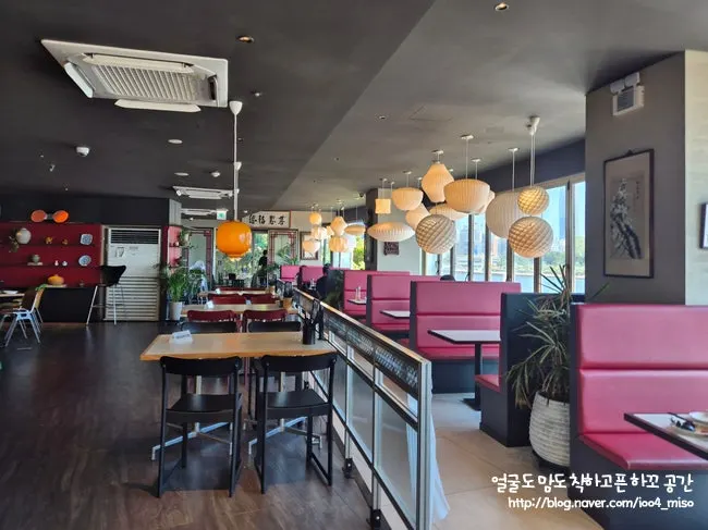 Interior of Bueokgan Chinese with bubble lamps