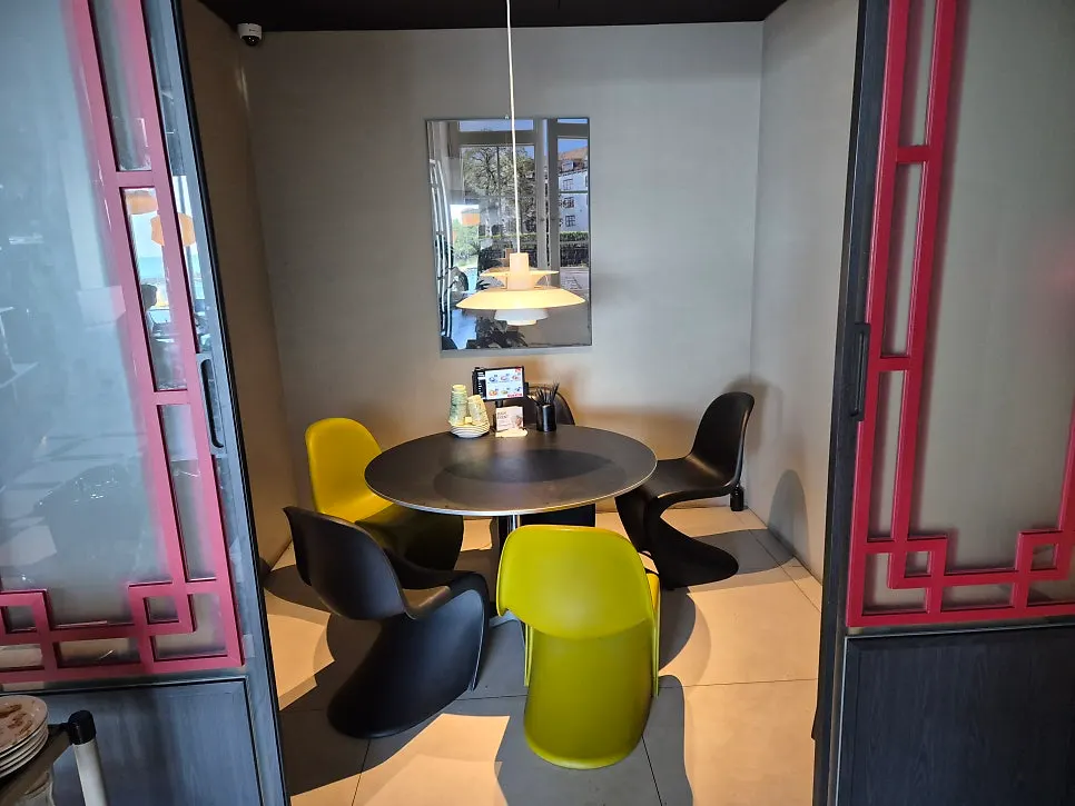 Table setting in the private room
