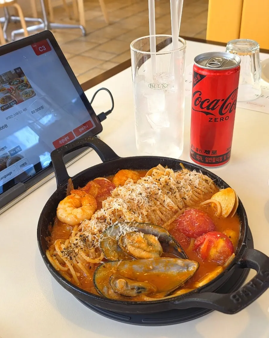 해산물 토마토 뚝배기 파스타 한 그릇