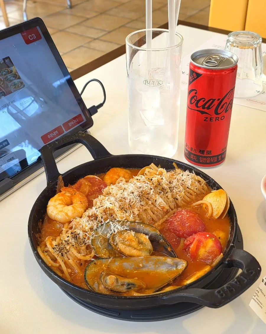 뚝배기에 담겨 나온 토마토 파스타