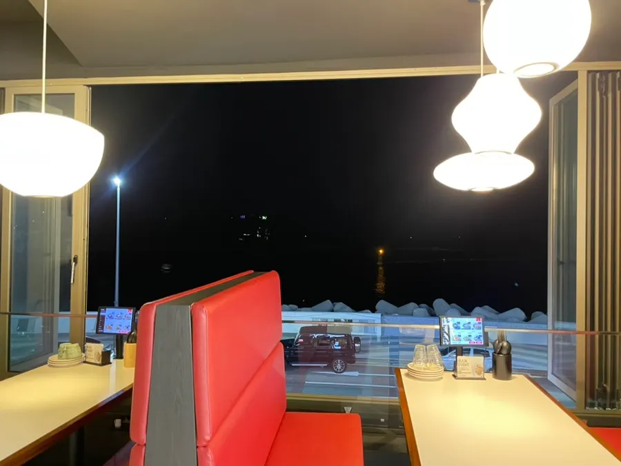 Panoramic ocean-view dining hall of about 330 m²