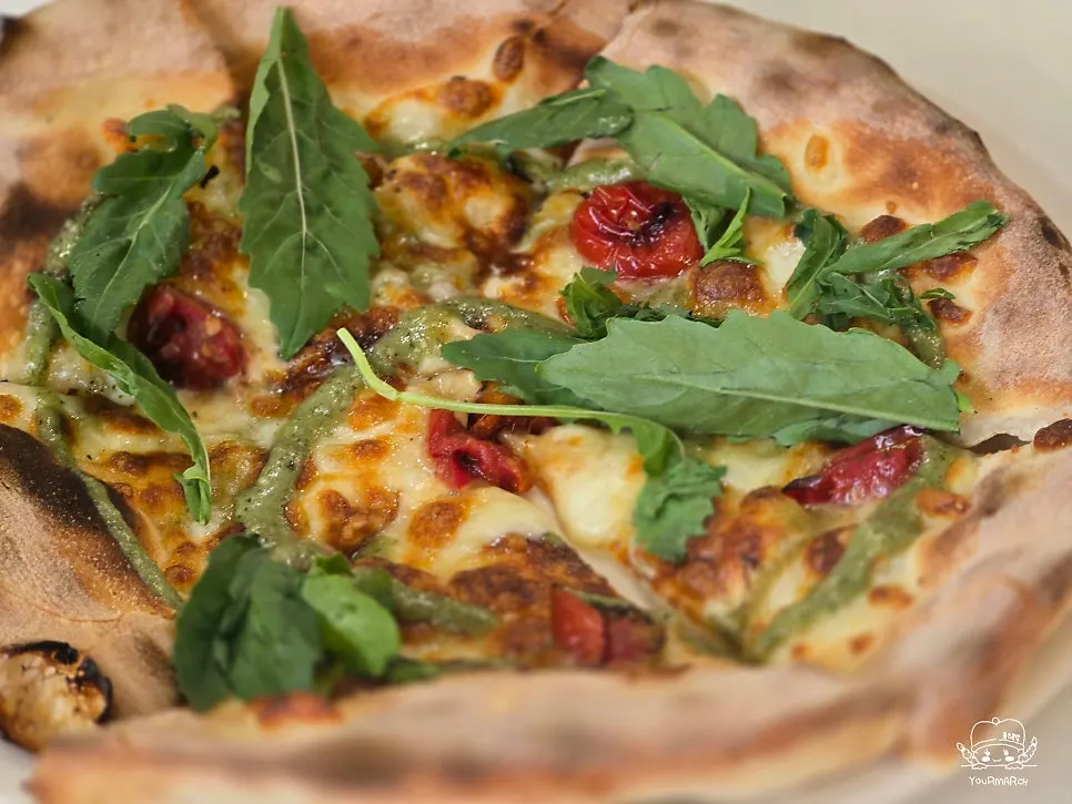 A whole margherita pizza from Bueokgan, a Yangsan pizza place