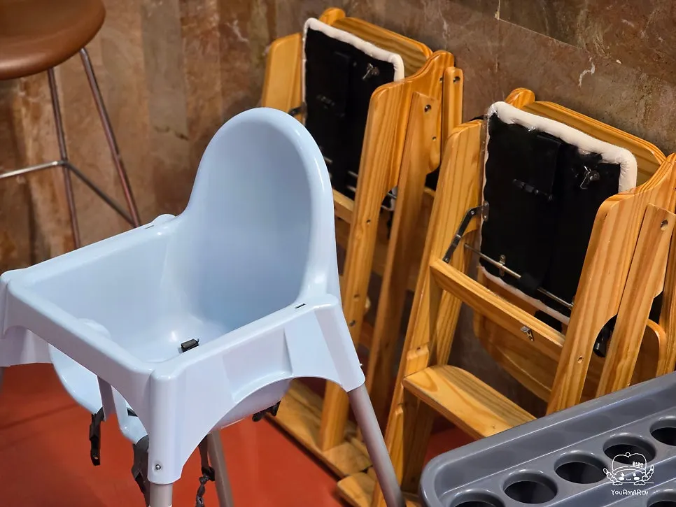 High chairs and children's tableware provided at the restaurant