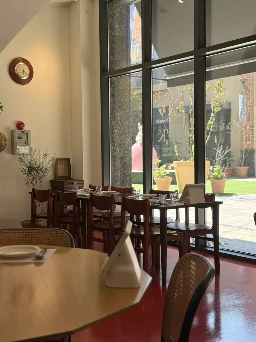 A corner of the restaurant decorated with vintage furniture and objects