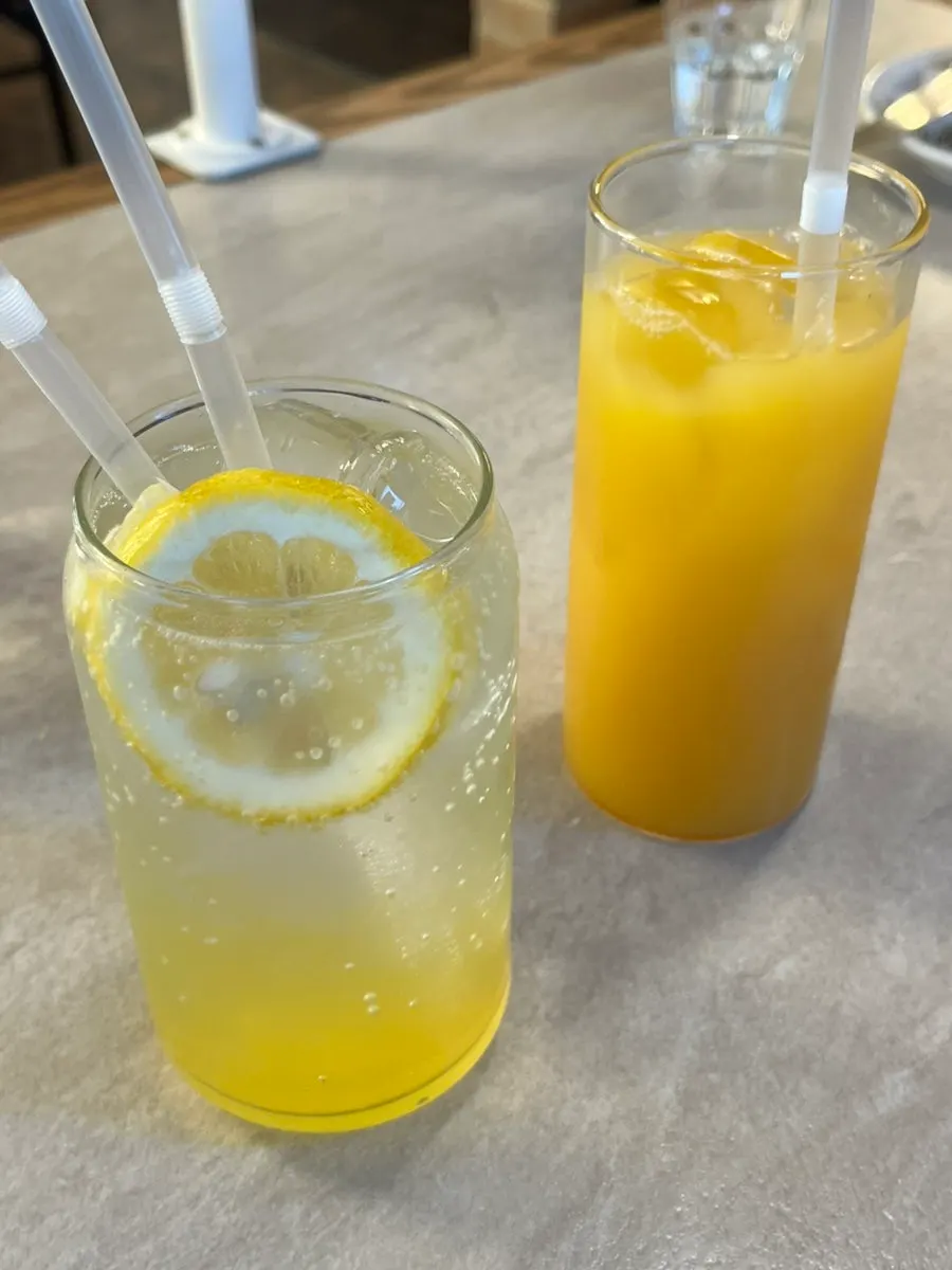 테이블에 준비된 수저와 포크 나이프