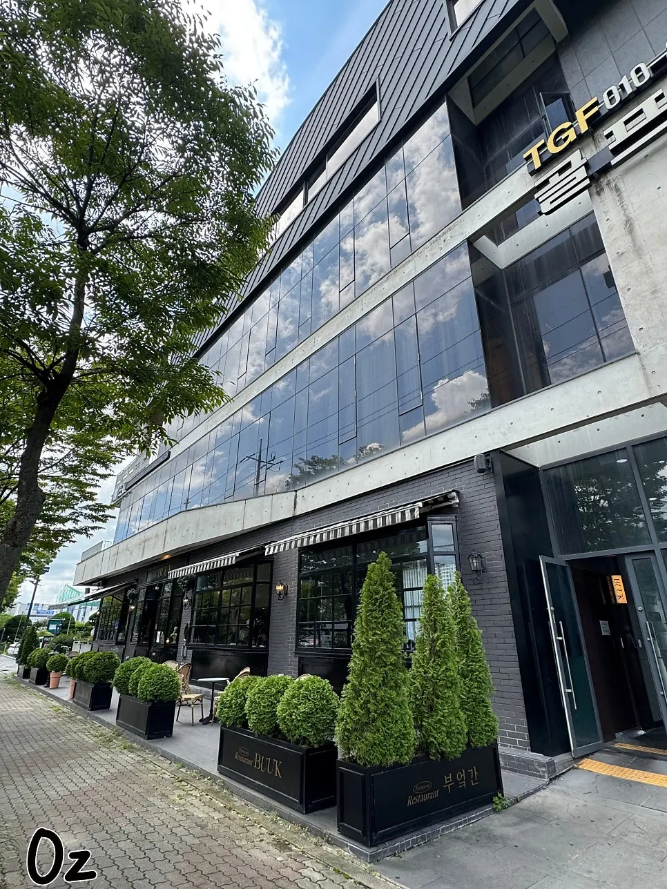 Building housing Bueokgan Sangmu Branch on Seogwangju-ro