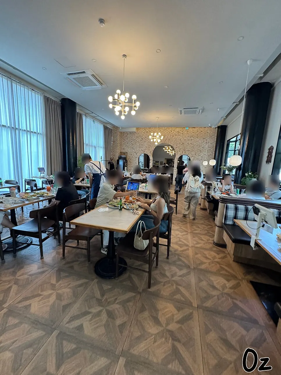Dining hall at Bueokgan Sangmu Branch after being seated post-wait