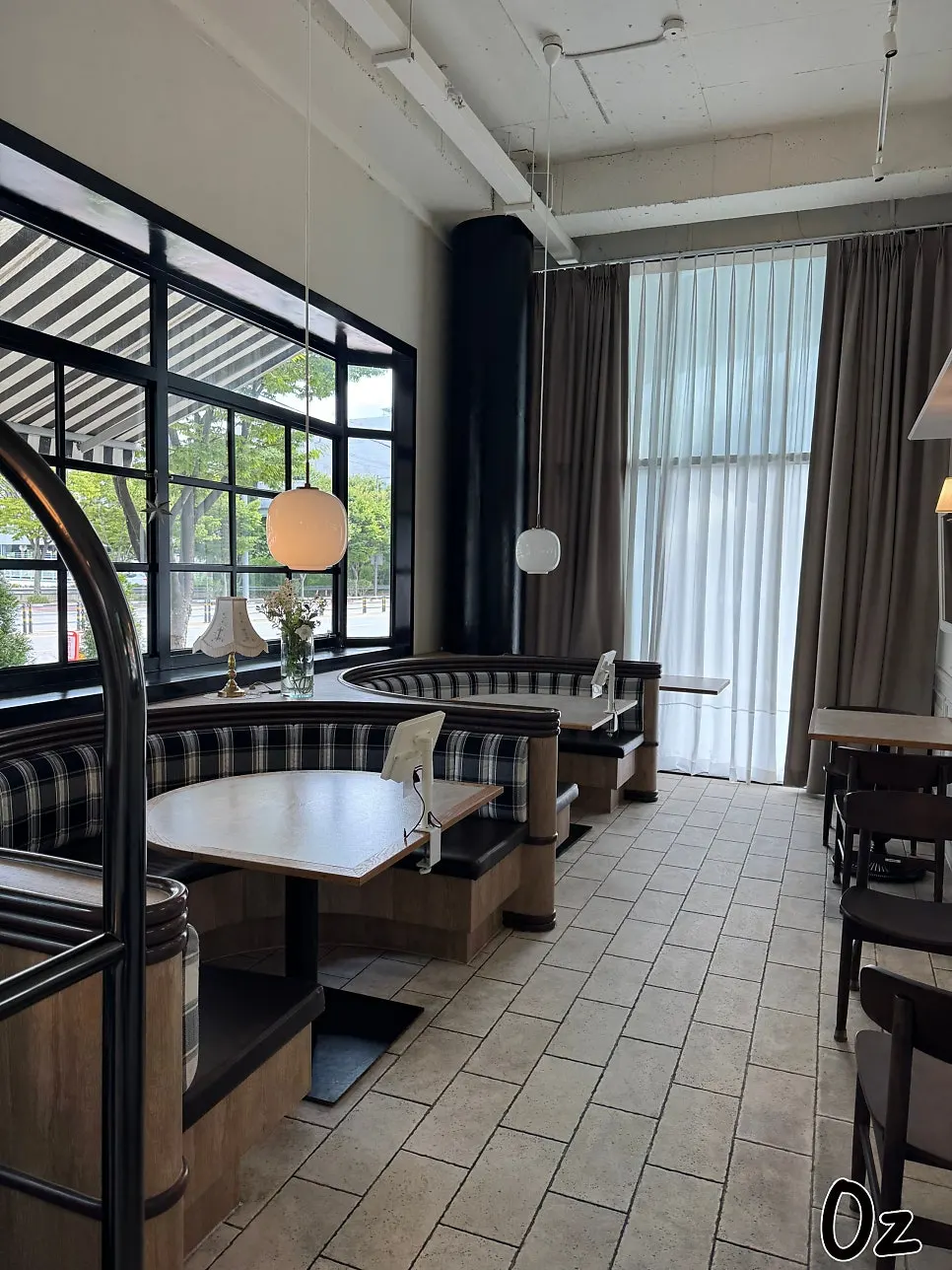 Widely spaced tables at Bueokgan Sangmu Branch